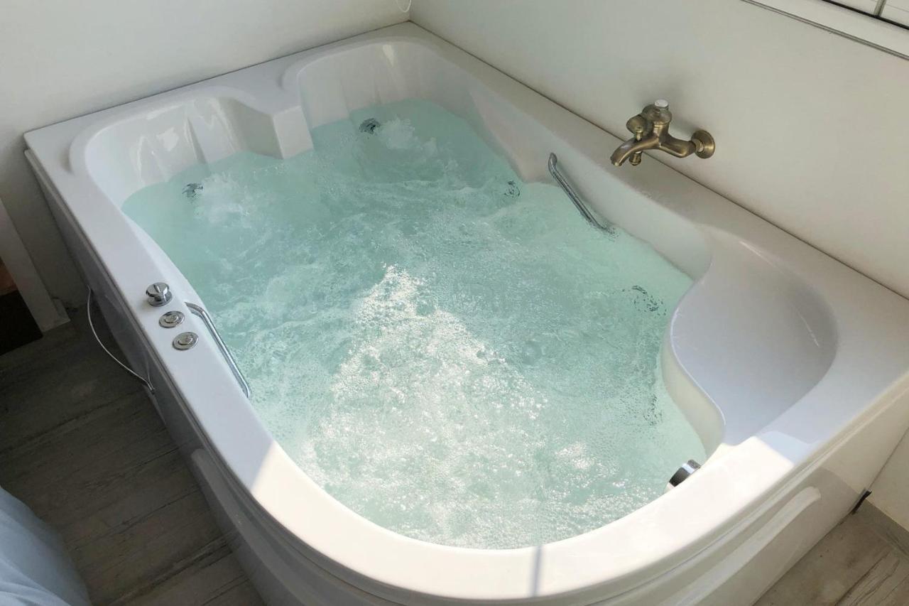 Jacuzzi Studio The Pyramids Free Airport Pickup Apt1 Cairo Exterior photo